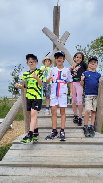 Kinder auf dem neuen Spielplatz an der Römerstraße