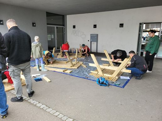 Ruckizucki waren die Picknickbänke zusammengeschraubt