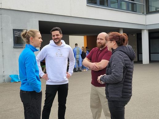 Herr Schmidt und Herr Guttenberger im Gespräch mit Frau Bauer und Frau Wörtz
