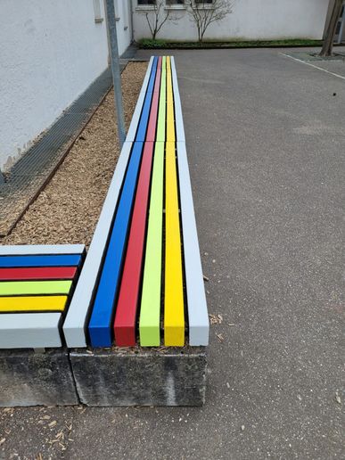 Auch die Sitzbänke sind nun bunt