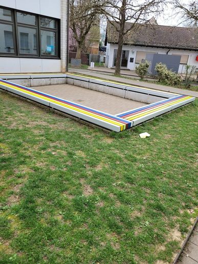 Das Rondell erstrahlt in knalligen Farben