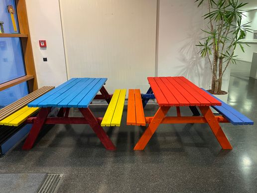 Bunte Sitzgelegenheiten für das "Grüne Klassenzimmer"